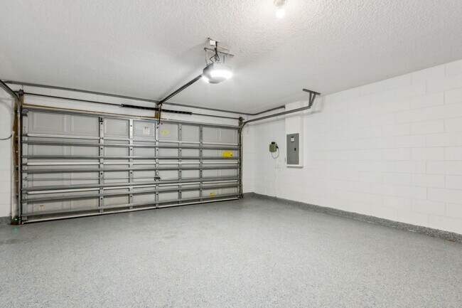 Building Photo - Newly Renovated 4 Bedroom!