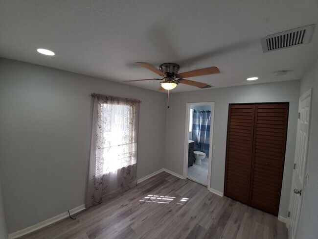 Building Photo - 197 NW Eller St