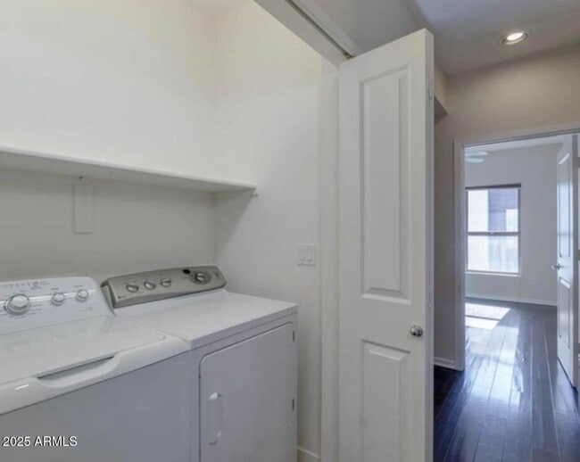 Building Photo - 525 W Lakeside Dr