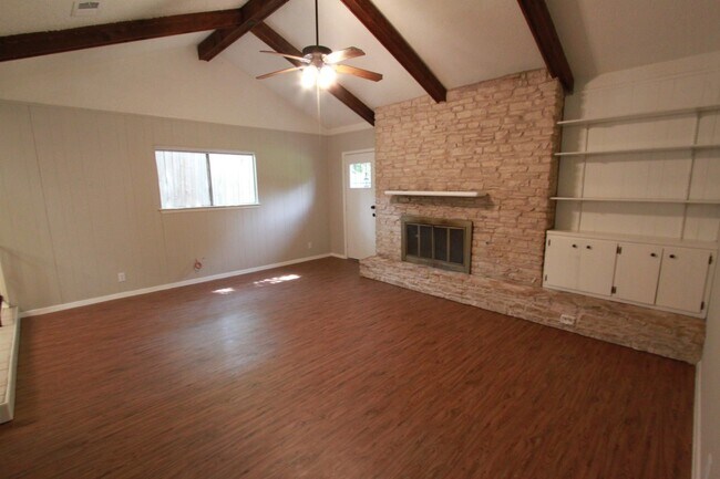 Building Photo - East Austin 4BR Gem on Cul-de-Sac w/ Spacious Lot & Updates