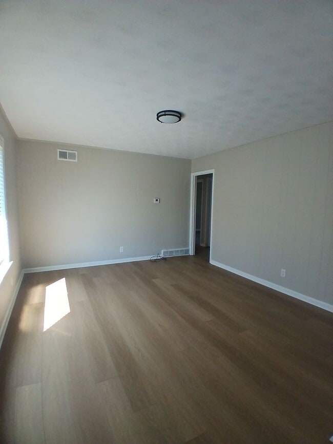 Building Photo - Newly Renovated 3 bedroom 1.5 bathroom in ...
