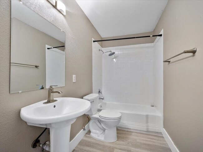Guest Bath - 2303 East Side Dr