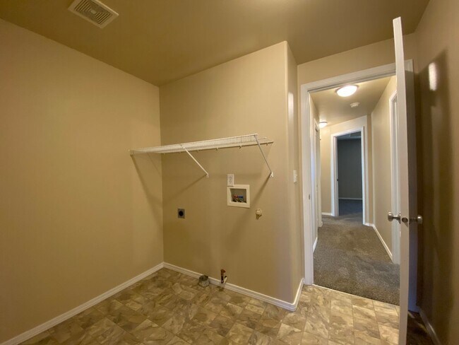 Building Photo - Beautiful Single-Level Home in Desirable NE Bend Community