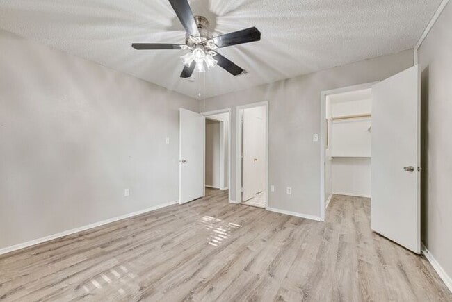Building Photo - Quiet & Bright Home in Irving