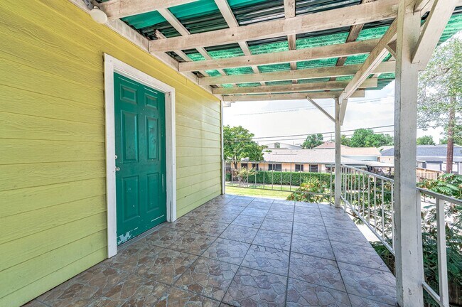 Building Photo - 1711 Fourcade St