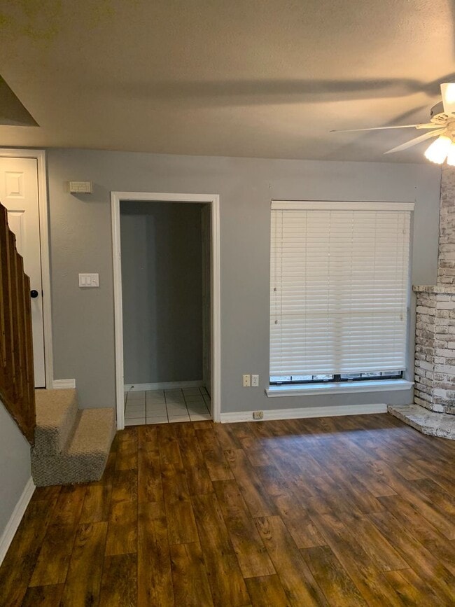 Building Photo - Beautiful Townhouse in Gated Community