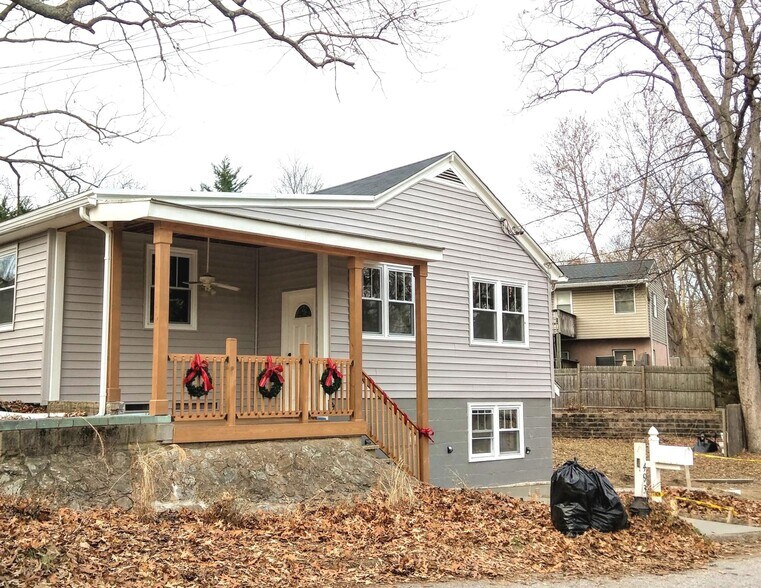 Building Photo - 493 Riverside Dr