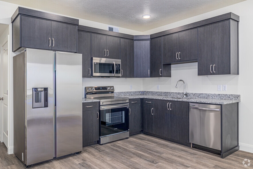 1BR, 1BA - 763SF - Kitchen - Raintree Apartments