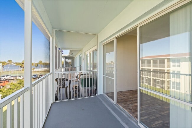 Building Photo - Spacious Riverview 1B/1B Condo
