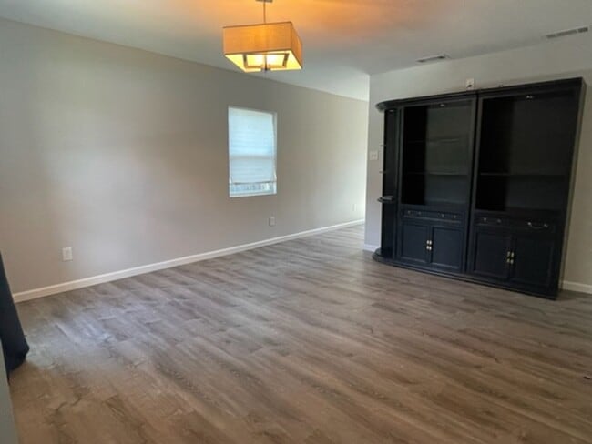 Building Photo - Feels like a NEW home!