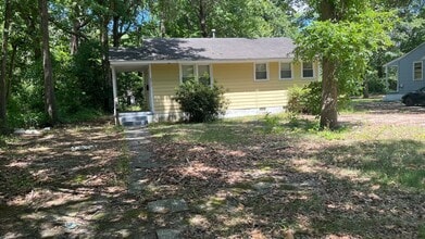 Building Photo - 2215 Briarfield Rd