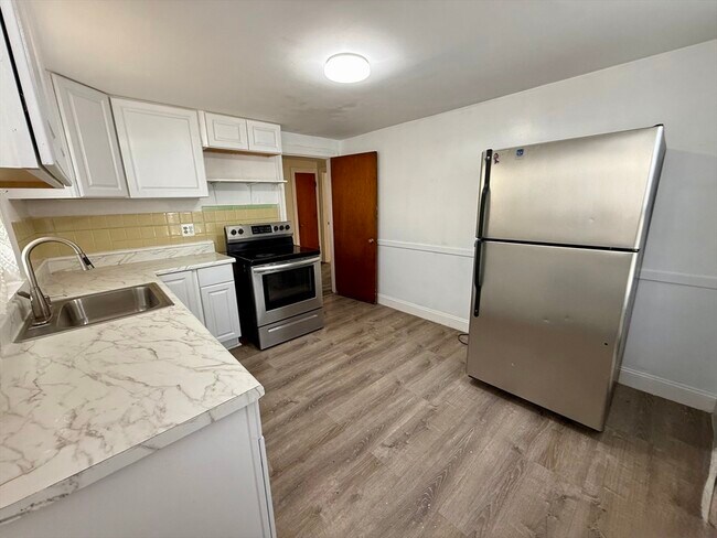 Building Photo - 27 Hartwell St