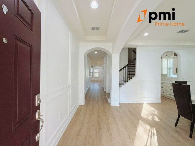 Building Photo - "Spacious Elegance Awaits: 5-Bedroom Home with 3.5 Baths in Winter Garden"