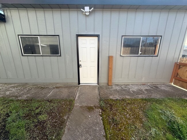 Building Photo - Studio apartment with a large garage in Eugene!