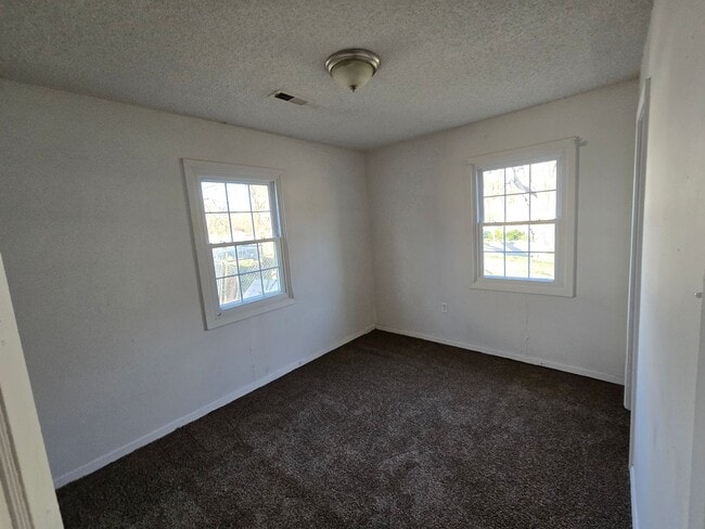 Building Photo - 3 bed 1 bath house