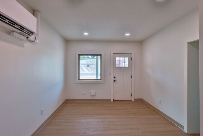 Building Photo - 551 Elm St