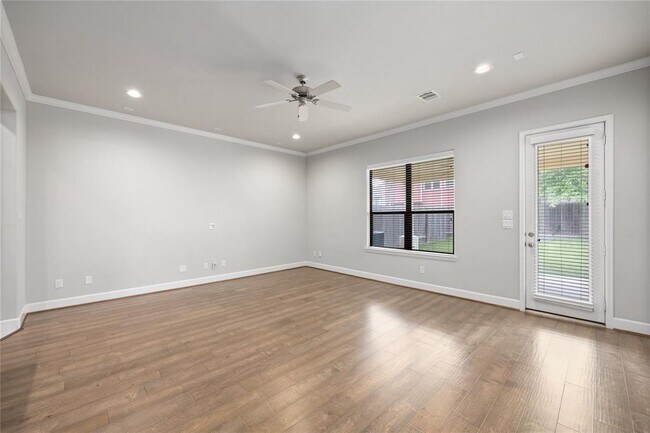Building Photo - 833 W 24th St