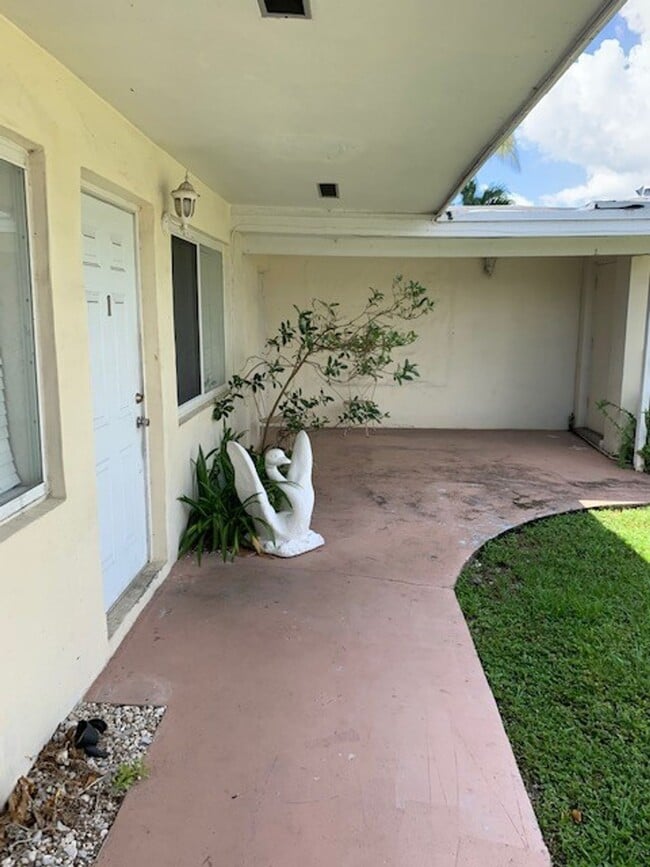Building Photo - 717 NE 10 ST, APT 3 Hallandale, FL 33009