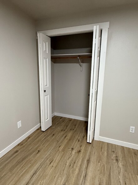 Building Photo - 1093 W Waltman Dr