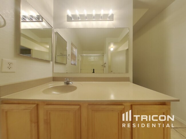 Building Photo - 3921 N 125th Dr