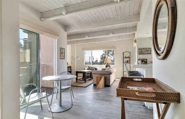 Building Photo - PET FRIENDLY Property! Sunning 1 Bedroom 1...
