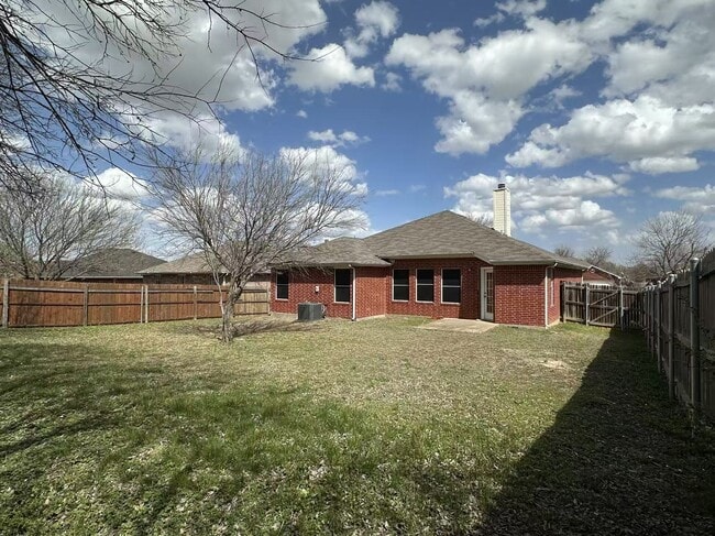 Building Photo - 5435 Dove Dr