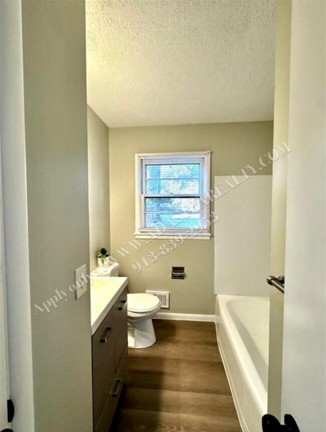 Building Photo - Updated 3 Bed 1 Bath Home In Independence-...