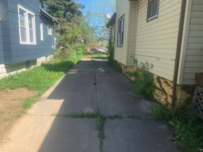 Building Photo - Charming 3-bedroom Section 8 Accepted!