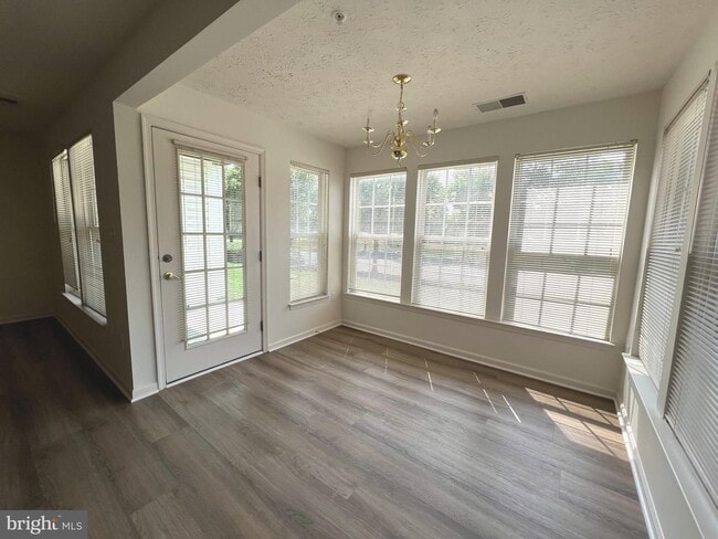 Building Photo - Gorgeous light filled 2 bedroom 2 bath con...