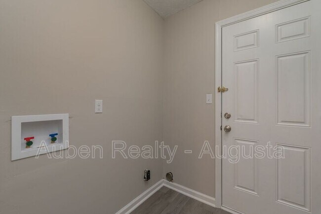 Building Photo - 1546 Hamilton Dr