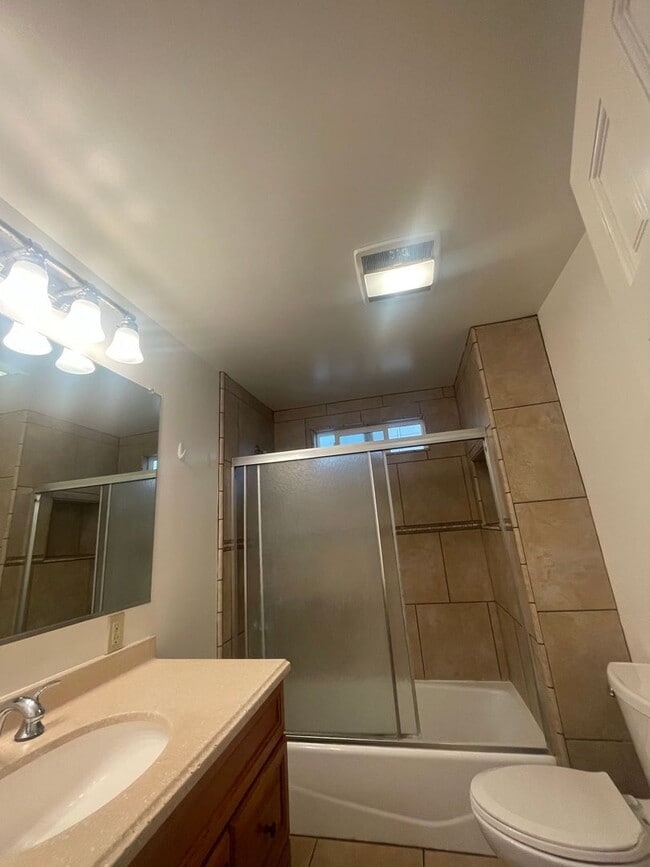 Building Photo - 728 W 3rd St