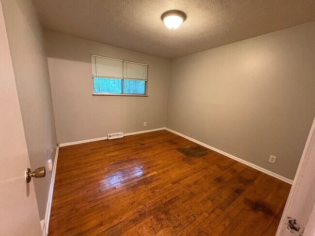 Building Photo - Beautiful Split Level House 3 bedroom 1 ba...