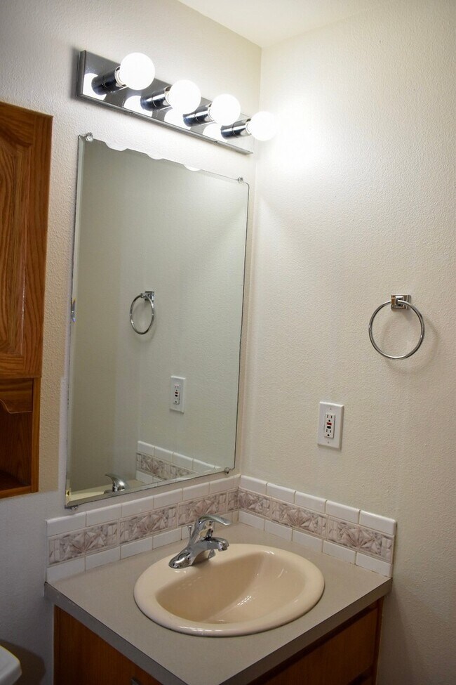 Building Photo - Great 3BD Ranch in Orchards- Gorgeous Laminate Floors Throughout!