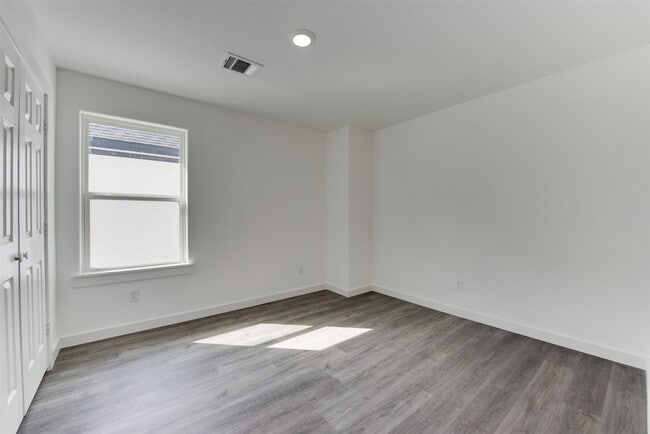 Building Photo - 8128 Sterlingshire St