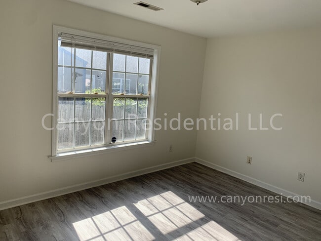 Building Photo - Recently Renovated!! Beautiful 2 bedroom with den!!