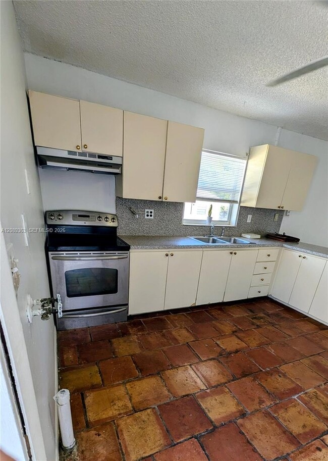 Building Photo - 10 Silver Springs Dr