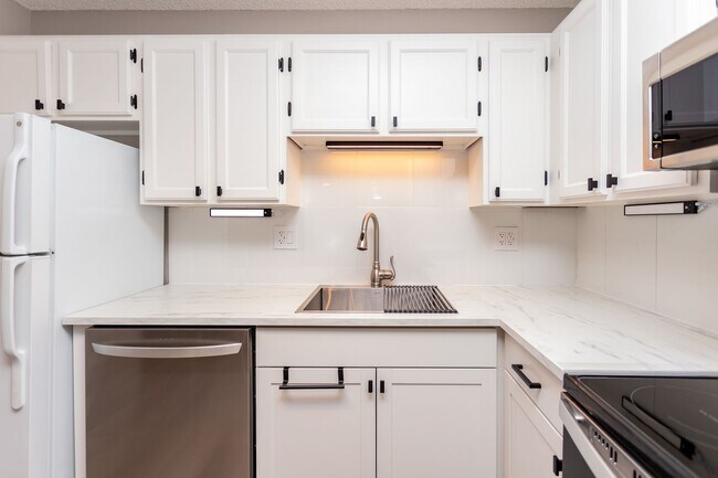 Building Photo - Cozy 2 bedroom, 1 bathroom retreat in a Gated Community!