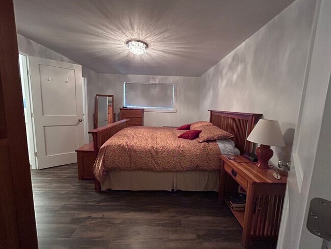 Building Photo - 3 Bedroom 2 Bath home in south Bellingham with a 2-car garage