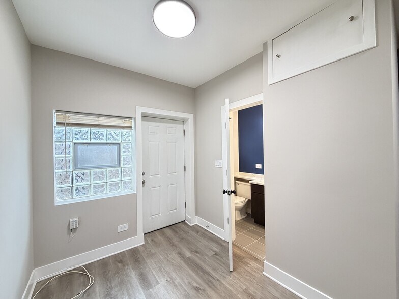 Building Photo - 4020 N Bell Ave