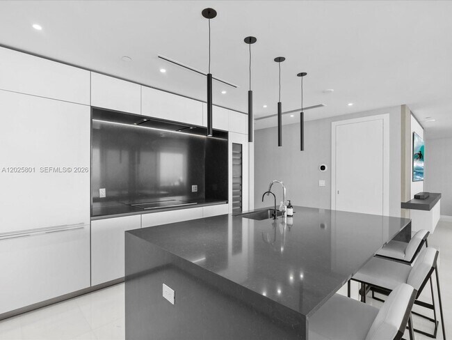 Building Photo - 300 Biscayne Blvd Way