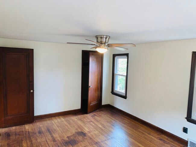 Building Photo - 1015 Willow Dr