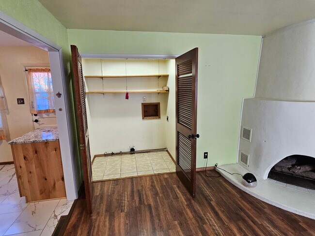Den - Washer & Dryer Closet - 10912 Woodland Ave NE