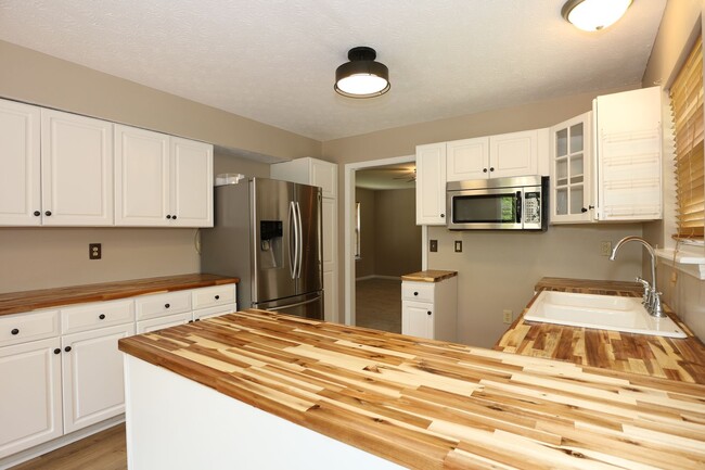 Building Photo - Large 5 Bedroom Westfield Home!