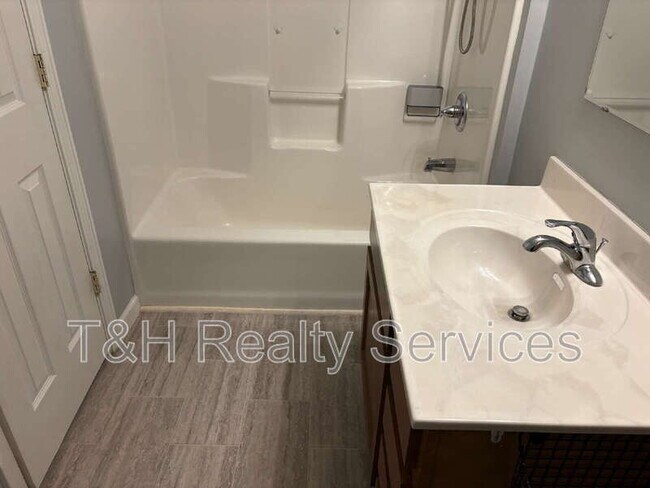 Building Photo - 409 W Washington St