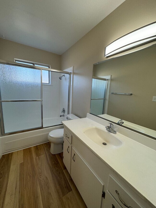 Building Photo - Bright and Spacious, 1 bedroom 1 bath upst...