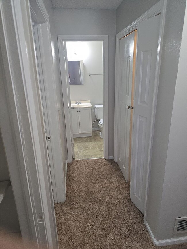 Building Photo - 2 bedroom 1 bath duplex off of Broad River Rd