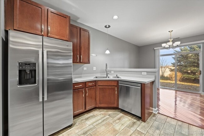 Building Photo - 450 Majestic Ln