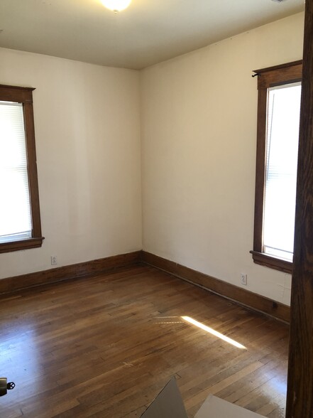 Hardwood floors - 1117 Foster St