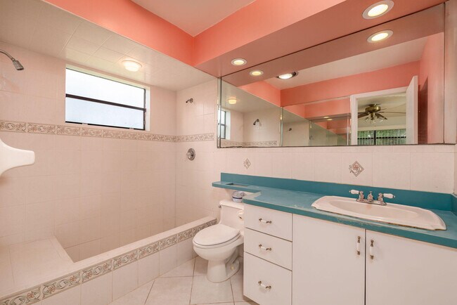 Building Photo - 662 NW Cardinal Dr