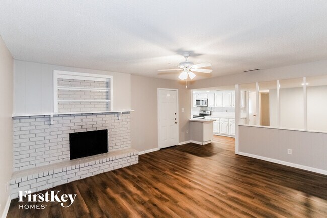 Building Photo - 1300 Royal Oak Dr